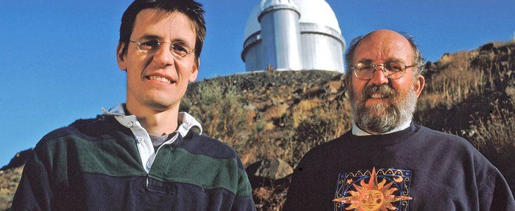 Didier Queloz et Michel Mayor devant une coupole de l'ESO à La Silla